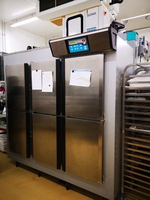 une image d'une cuisine commerciale avec des appareils en acier inoxydable