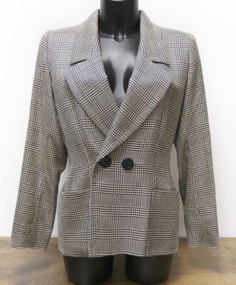 un gros plan sur un costume porté par un mannequin, un mannequin, un mannequin, un mannequin, un mannequin, un mannequin, un mannequin, un mannequin