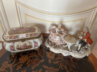 deux figurines posées l'une à côté de l'autre sur une table