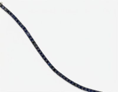 une image représentant un collier bleu et blanc sur fond blanc