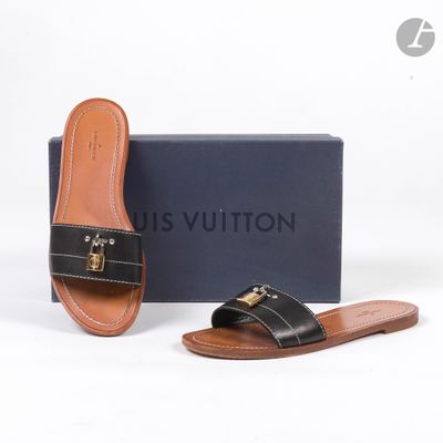 Sandales Louis Vuitton en cuir noir avec finitions dorées