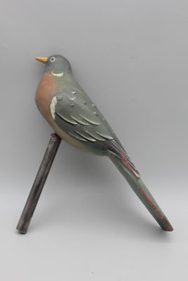 un petit oiseau perché sur un bâton en bois