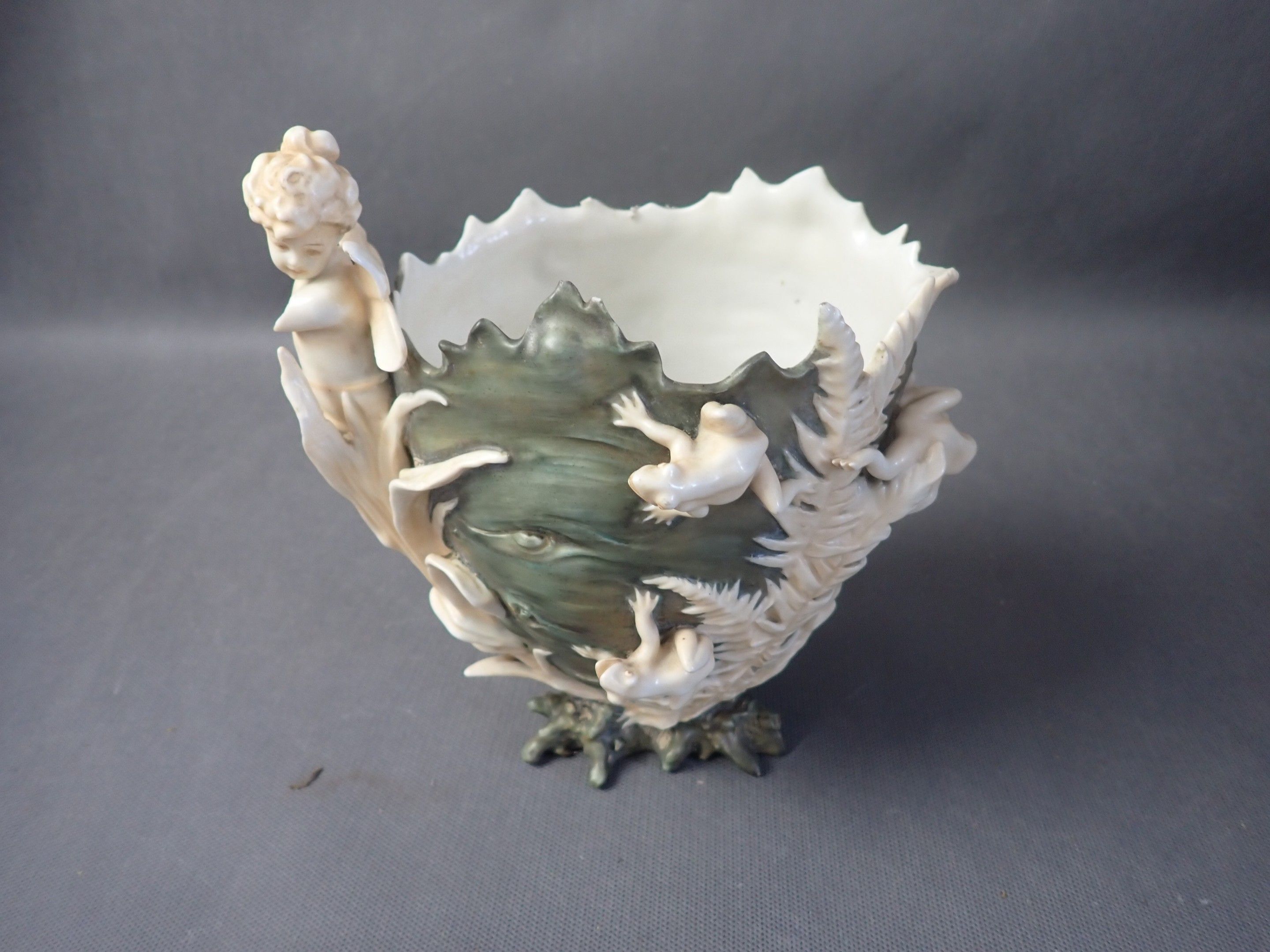 Cache pot Art Nouveau en porcelaine, à décor de femme ailée …