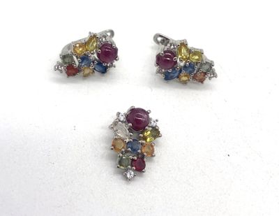 deux paires de boucles d'oreilles en pierre multicolores et un pendentif posés sur un fond blanc