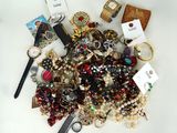 une pile de bijoux assortis sur une surface blanche