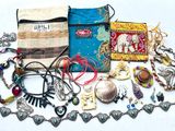 beaucoup de bijoux posés sur la table