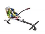 Cette trottinette est conçue pour ressembler à un skateboard orné de graffitis