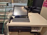 un ordinateur portable posé sur un bureau blanc