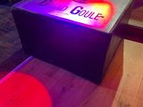 une table sur laquelle est posé un panneau lumineux