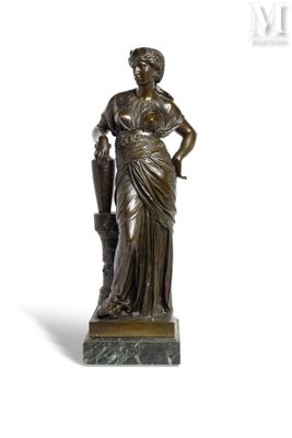 une statue antique en bronze représentant une femme tenant un parapluie