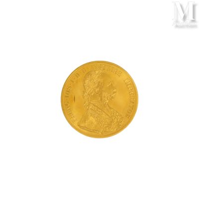 gros plan d'une pièce d'or sur fond blanc