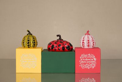trois citrouilles de couleurs différentes empilées les unes sur les autres