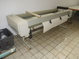une machine posée sur le sol d'une pièce