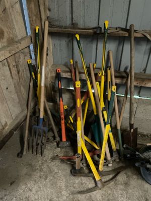 tout un tas d'outils qui traînent dans un abri de jardin