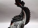 une figurine représentant un poisson posé sur une table