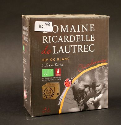 une boîte de vin posée sur une table