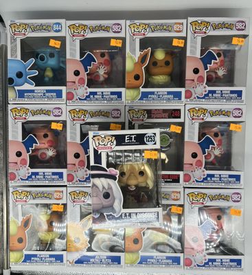 Il y a beaucoup de figurines Pop Vinyl Pokémon exposées dans le magasin.