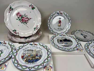 plusieurs assiettes posées sur une table