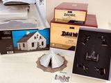 trois boîtes de figurines miniatures posées sur une table