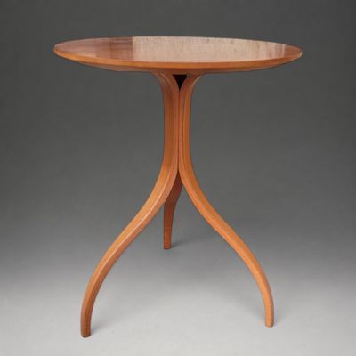 une petite table avec un plateau et un piètement en bois