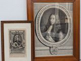 deux photos encadrées d'un homme et d'une femme sur le mur