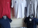 de nombreux polos pour hommes exposés dans un magasin