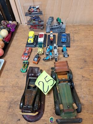 beaucoup de petites voitures par terre, à côté d'un tas d'autres jouets