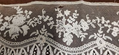 une image montrant un gros plan d'une nappe ornée de fleurs