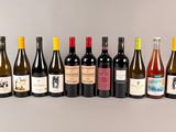 plusieurs bouteilles de vin sont alignées sur une table