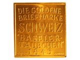 une image représentant une plaque en or sur laquelle figurent des noms de personnes