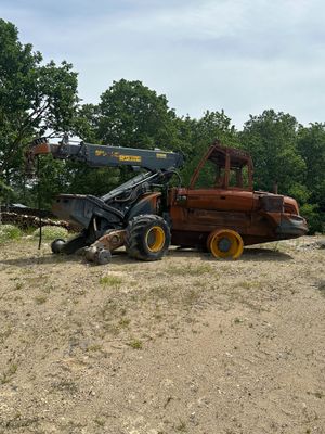 un camion immobilisé dans la poussière