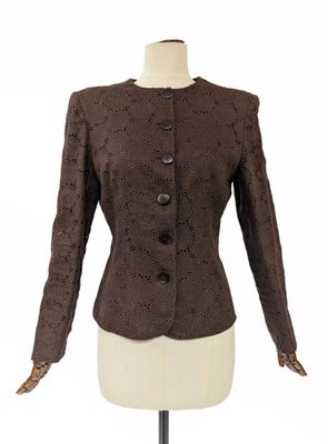une photo d'une veste marron sur un mannequin