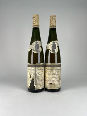 deux bouteilles de vin posées l'une à côté de l'autre sur une table