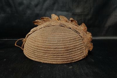Casque en vannerie composé de vibres végétales tressé, recouvert de te - Photo 1