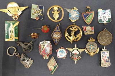 de nombreux types de badges différents sur un fond noir