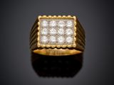 une bague en or jaune sertie de diamants sur fond noir