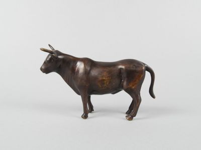 figurine en bronze représentant un taureau sur fond blanc