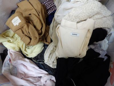 un tas de vêtements posé dans un panier par terre