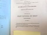 un livre sur lequel est collé un autocollant jaune, posé sur une table