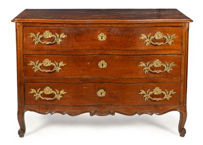 une vieille commode en bois dont les tiroirs sont ornés de motifs dorés