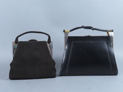 une paire de sacs à main en cuir noir avec des anses dorées