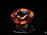 un diamant orange sur une surface noire
