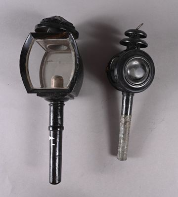 deux lampes à gaz à l'ancienne posées sur une surface blanche