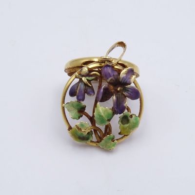 une image montrant un gros plan d'une broche ornée de fleurs