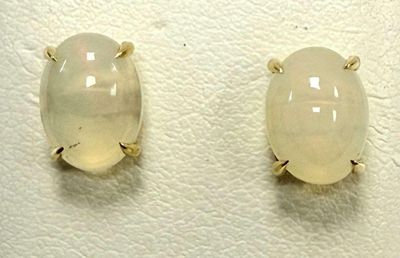 paire de boucles d'oreilles en opalite blanche avec des tiges en or jaune
