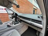 l'intérieur de la voiture est propre et prêt à l'emploi
