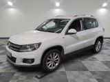 La Volkswagen Tiguan blanche est garée sur un sol en carrelage à damier.