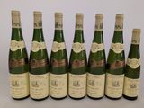 six bouteilles de vin sont alignées sur une table
