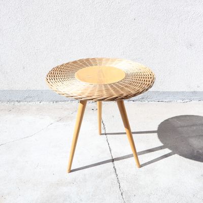 une petite table sur laquelle se trouve un panier