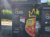 deux distributeurs automatiques sur lesquels sont représentées des pizzas